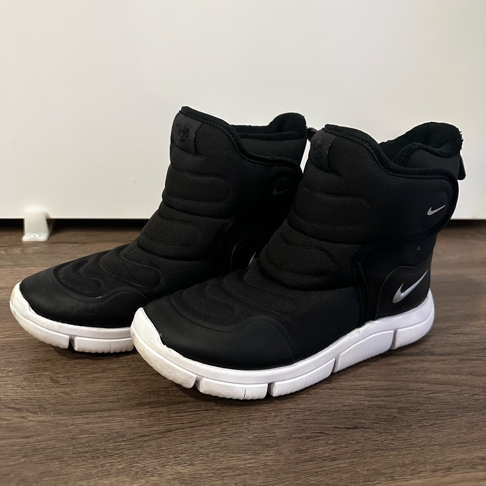 Nike boys girls boots 2.5 size